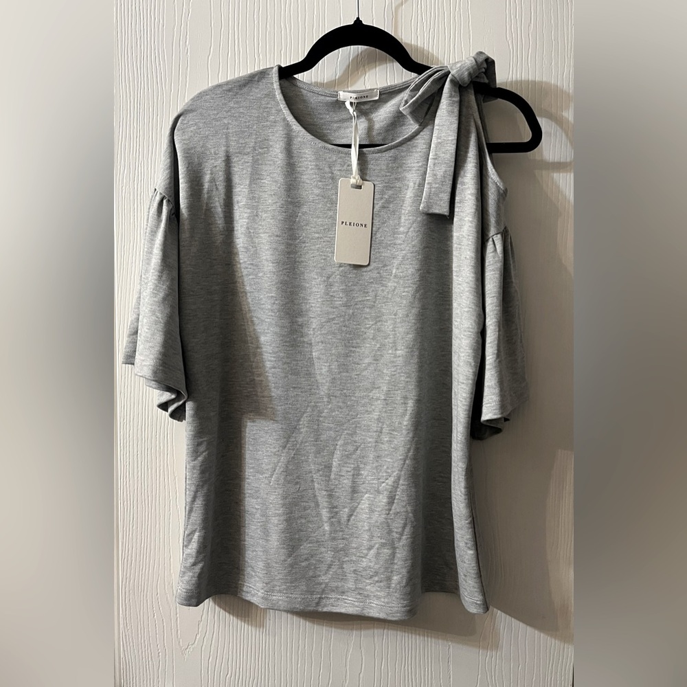 🛍️NWT Pleione Small Gray Short Sleeve Top with Cold Shoulder Bow